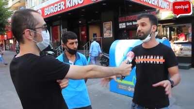 Bir Vatandaş: “Şu anda ben AKP’den biri olsaydım altımda bir makam arabası olsaydı ayda 2-3 yerden aldığım maaştan gelen 80-100 bin TL’yi cebime koysaydım yine de bu mikrofonun karşısına geçip ülkenin hâlinin iyi olduğunu söylemeye utanırdım. Bu tam anlam