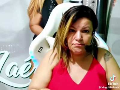 Como já passou quase um mês desse meme e a música não foi analisada pelo time de Vornalismo???