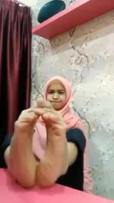 Sürekli ayak gösteren türbanlı bajılardan dolayı ayak fetişisti oldum part-13