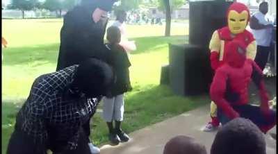 Spidey and his Amazing Friends clap their thighs at a kids birthday party