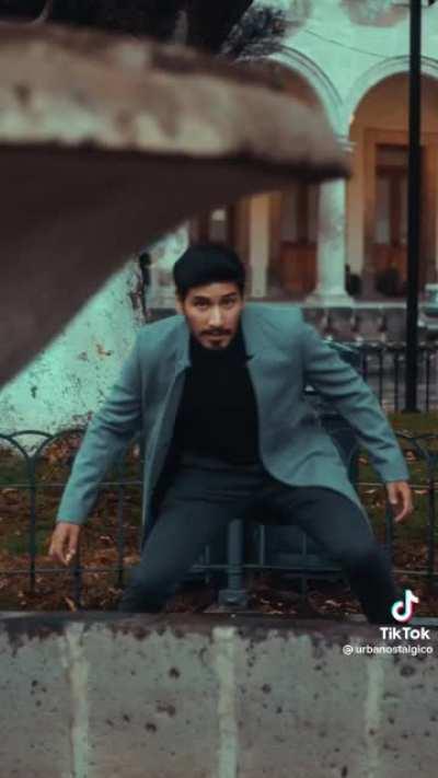 Que piensas de el estilo de ropa el muchacho tiene?