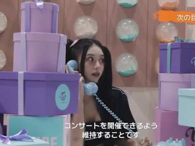 Chaeyoung on the phone