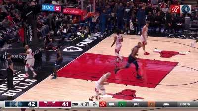 [Highlight] Anthony Edwards is on fire with a monster dunk and the 3 on the next possession! 19 points with 4 minutes to go in the half