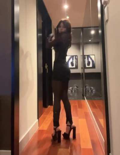 Jenna Ortega - Sexy in heels