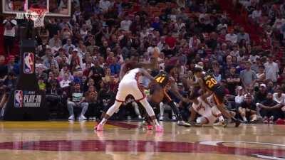 [Highlight] Kyle Lowry expertly draws the foul