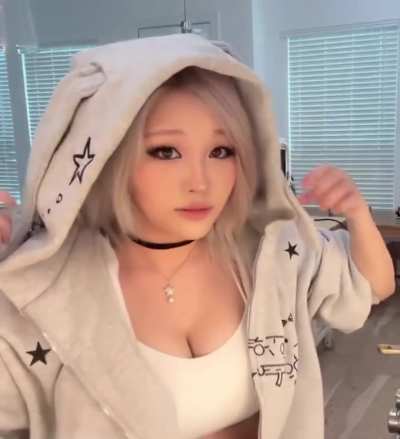 Hyoon’s face is peerless