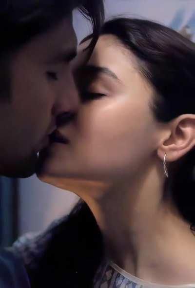 Alia bhatt hot kissing 