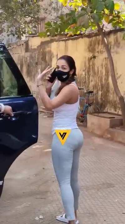 Fat ass of our sub's favourite MILF, Malaika Arora... 😍