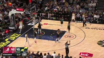 [Highlight] Sharpe gets on a trampoline to throw down the lob