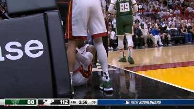 [Highlight] Victor Oladipo appears to suffer an ugly non-contact injury