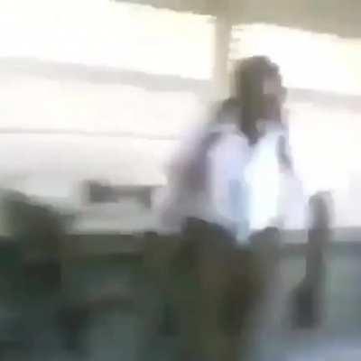 É tão aleatorio que eu me caguei de rir 😔👊 lado bom de ser retardado