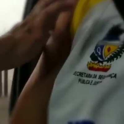 Mais um caso de falsa aplicação da vacina. Quanto será que vale uma dose no mercado paralelo?