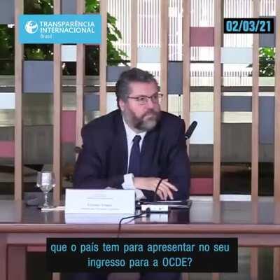 Ele fez carreira diplomática, mas seu jeito estabanado imediatamente denuncia a qual presidente ele serve. Senhoras e senhores, o Ministro das Relações Exteriores Ernesto Araújo!