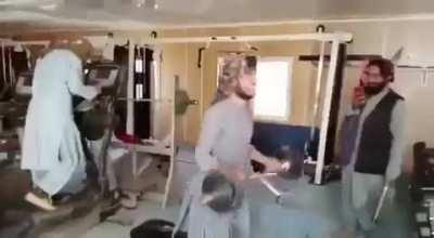 Lutadores do Talibã descobrem um ginásio pela primeira vez em uma base americana (Esse aqui parece piada).