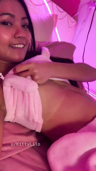 My new outfit is so soft!! Wanna feel it? 😼