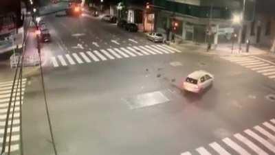 Accidente: La camioneta iba a realizar peritajes a la casa de Chano que fue herido de bala tras amenzar a un Policia en medio de un brote psicotico, es chocada por un Clio que pasó en rojo