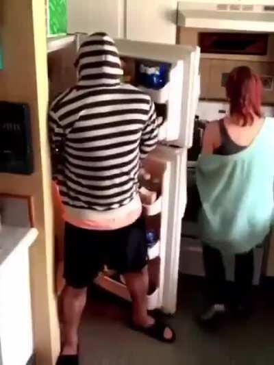 He tried to scare his wife. The wife was confused and slapped her husband's ass... ops in the bag ..