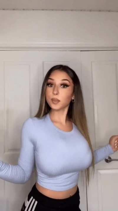 Busty Arab in a tight blue top 🤤