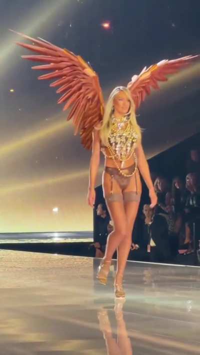 Bronzed and bejeweled Candice Swanepoel lit up the 2025 Victoria's Secret Fashion Show in New York City 2025.10.15