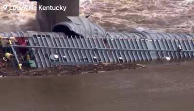 Mother nature cannot catch a break right now. Barge carrying 1,400 tons of toxic methanol sinking in the Ohio River.