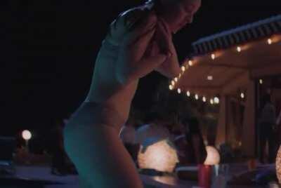 Kaitlyn Dever looks good soaking wet 😏