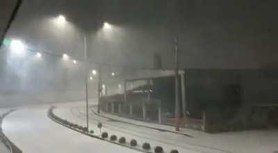 Nevando, carro derrapando. O brasileiro não tá preparado infraestruturalmente pro frio