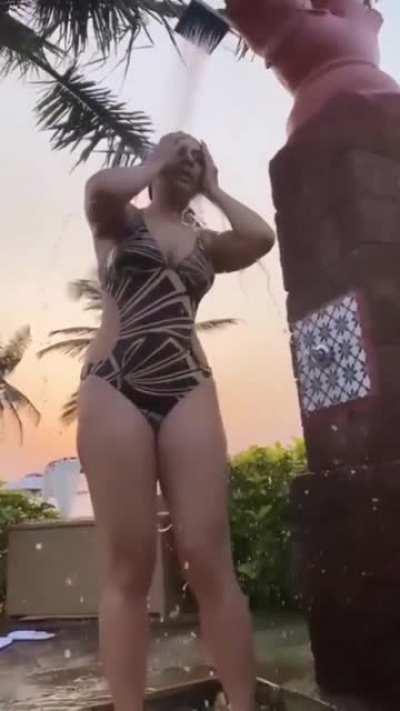 Karishma kar.. A milfy