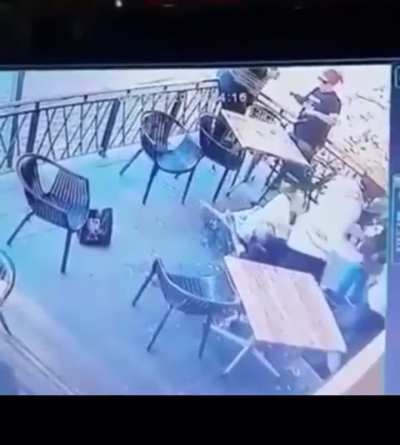 Man foils attempted public kidnapping with a brutally effective rear naked choke. 