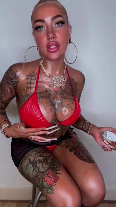 Tanned oily tattooed blonde pawg 