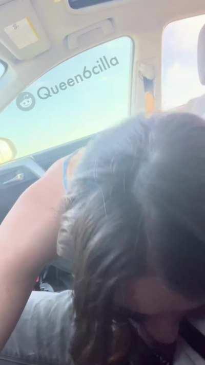 Road head makes sitting in traffic so much easier [gif]