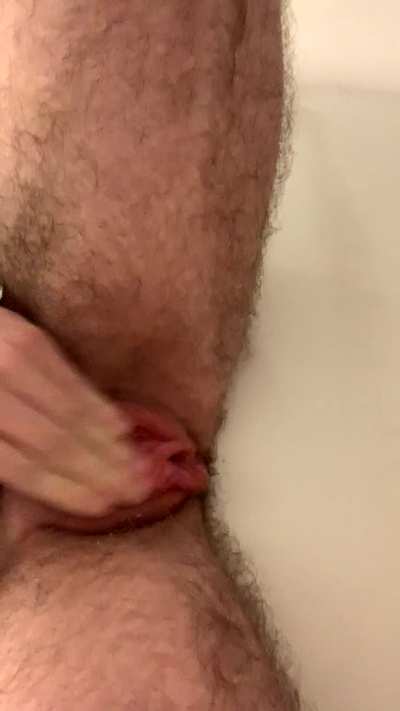I love rubbing my tdick whilst pissing