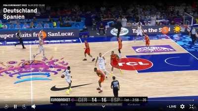 [Highlight] Dennis Schroder throws the lob to Daniel Theis who throws it down with one hand!