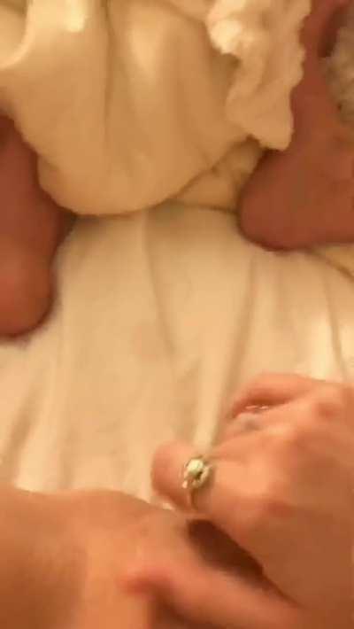 I’m so wet you can hear it when I’m rubbing my clit😩😝