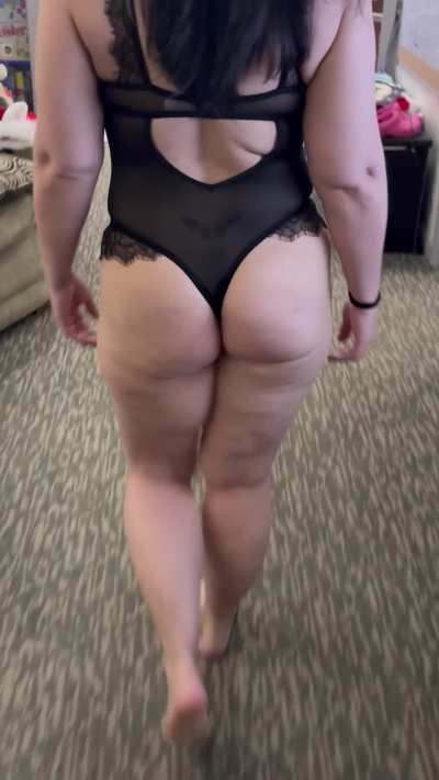 Come for a walk with this 39yo MILF