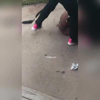 She shitin’ on herself!