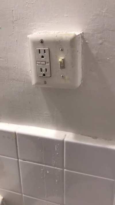 I live in an apartment and I think there’s a leak upstairs.