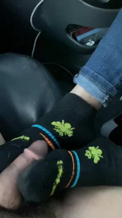 Picked up a chick off the street in Philly and she gave me a great footjob