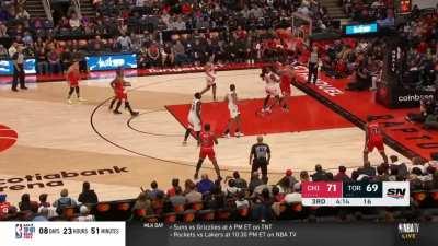 [Highlight] DeMar DeRozan with a no-look alley oop assist to Nikola Vucevic