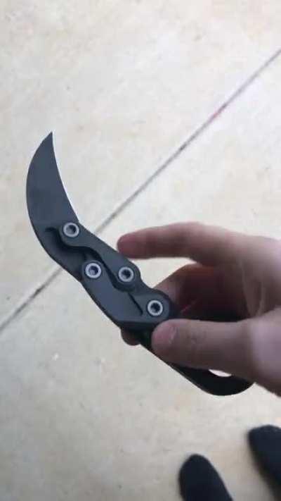 Morphing karambit by Caswell knives and produced by millit knives. Pretty awesome piece.