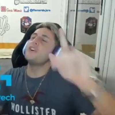 UN MONTÓN MOMO PARA DE BANEAR GENTE PORFAVOR