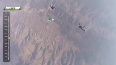 Skydiver Luke Aikins breaks the world record by jumping from 7620 meters without a parachute.