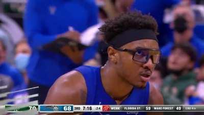 [Highlight] Wendell Carter Jr. hammers one on Giannis Antetokounmpo!