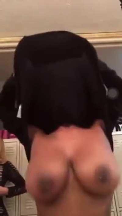 Big Titty Stripper Flash’s On IG Live 🍈🍈