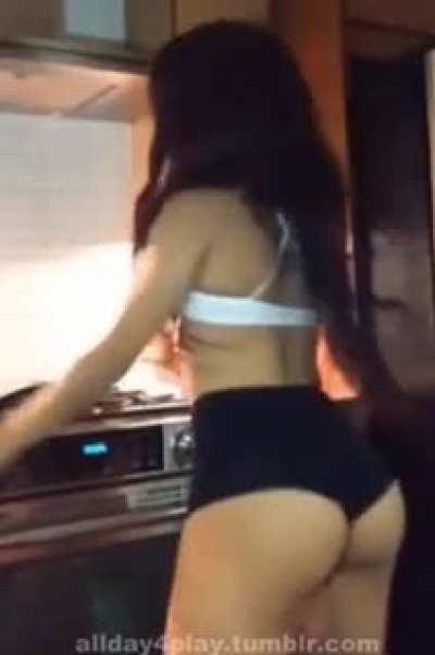 Damn Brittany ass fat af 😫 can't help myself from stroking too that ass 💦