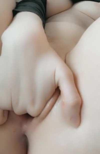 testing how many fingers i can fit