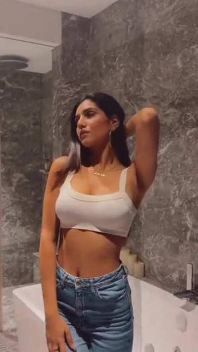 Radhika Seth loves showing off her toned body!