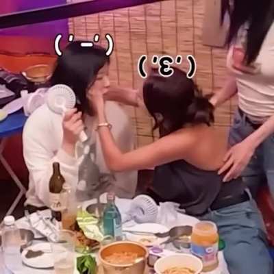 Jihyo x Jeongyeon kiss