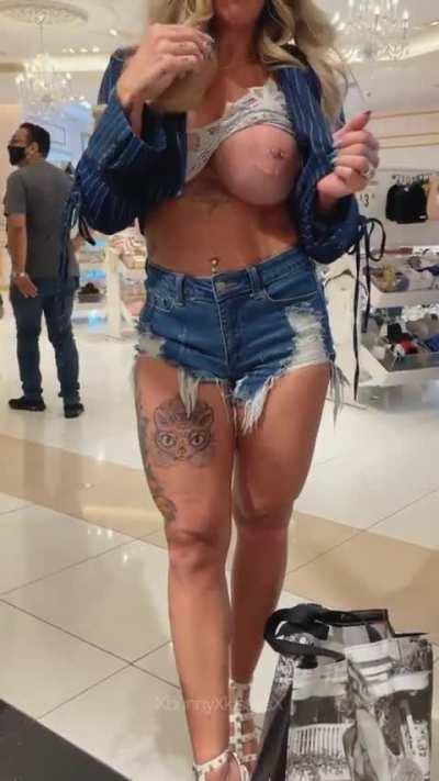 Who Says Guys Don’t Like Shopping😜