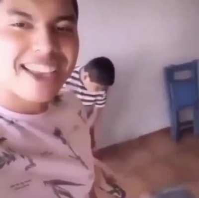 يستاهل 😂😂😂