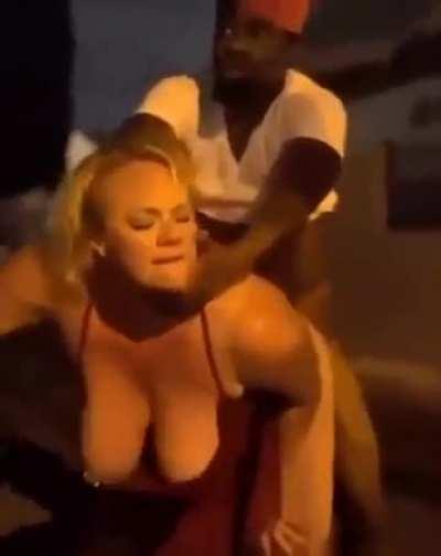 Thicc pawg milf getting clapped on the corner is wild 🤯🥵🤤